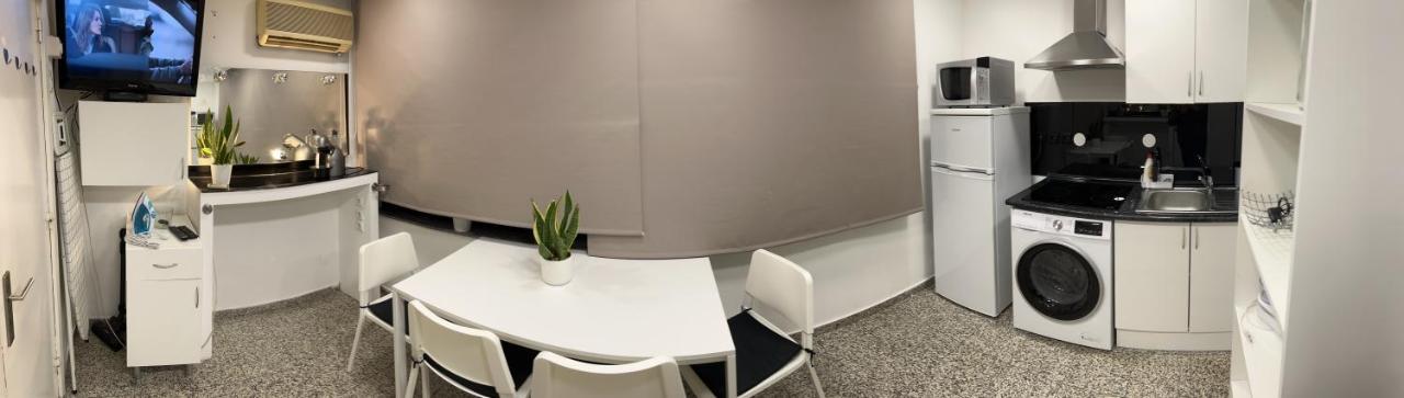 Modern & 3 Minutes From The River *